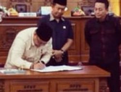 Pj Wali Kota Lubuklinggau Menghadiri Rapat Paripurna DPRD Agenda Penetapan Propemperda