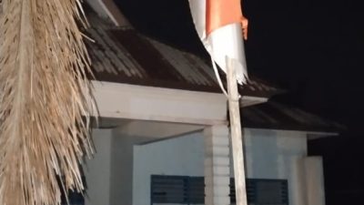 Viral, Bendera Merah Putih Berkibar Malam Hari Dalam Keadaan Sobek di Halaman Kantor Lurah Tawanga