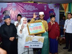Setiap Ramadhan Bupati Hj. Ratna Machmud Menyerahkan Bantuan Ke Masjid