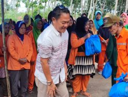 Herman Deru Memberikan Paket Sembako 276 Petugas Kebersihan Prabumulih