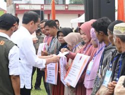 Tinjau Posko Pengungsi di Agam, Presiden Jokowi Serahkan Bantuan bagi Warga Terdampak Bencana
