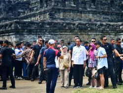 Presiden Jokowi Ajak Keluarga Berakhir Pekan di Candi Borobudur