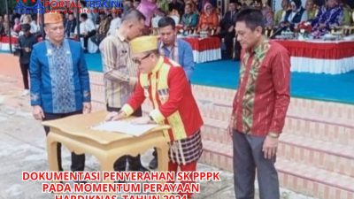 Usai Gelar Upacara Hardiknas, Pj Bupati Konawe Menyerahkan SK PPPK