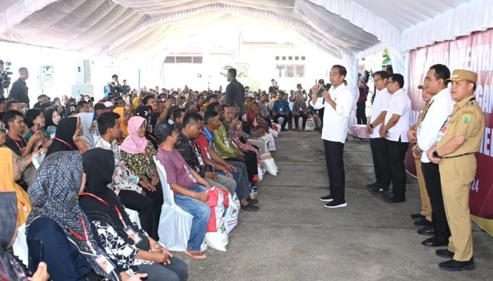 Presiden Jokowi Serahkan Bantuan Pangan di Gudang Bulog Buntok