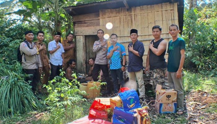 Polsek Muara Beliti Bersama Dinsos Salurkan Bansos Kepada Warga Kecamatan TPK
