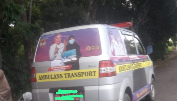 Satu Unit Kendaraan Roda Empat Ambulance  Terlihat Parkir di Depan Wisata Taman Beregam