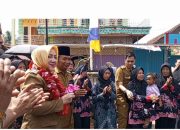 Antusias Masyarakat Trimukti Sambut Kedatangan Hj Ratna Machmud