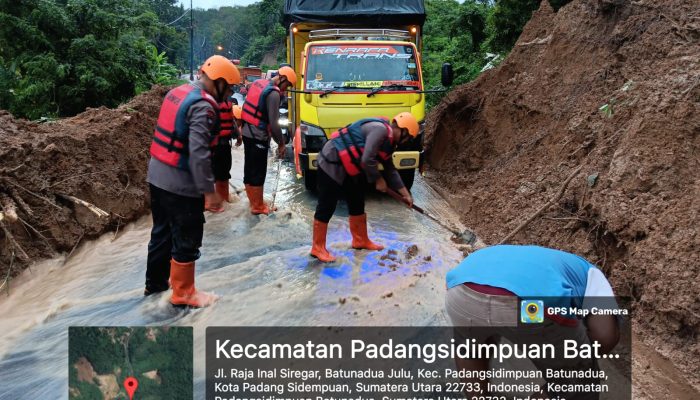 Personel Brimob Evakuasi dan Bersihkan Material Longsor di Padangsidempuan