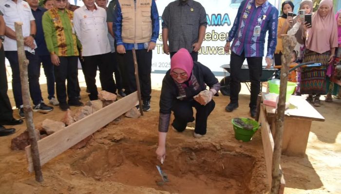 Walikota Kendari Melakukan Peletakan Batu Pertama Pembangunan Rumah Korban Kebakaran di TPAS