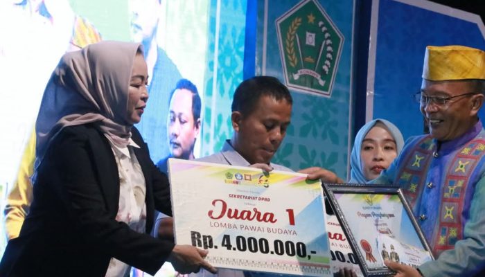 Sekretariat DPRD Konawe Raih Juara I Lomba Pawai Budaya di HUT Konawe Yang Ke-65 Tahun