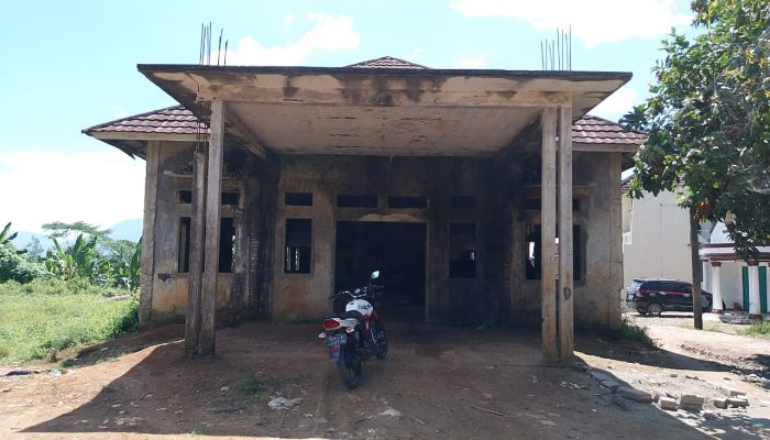 Kurang Perencanaan yang Matang Banguna Kantor Desa Kadupandak Mangkrak Ditumbuhi Rumput Liar