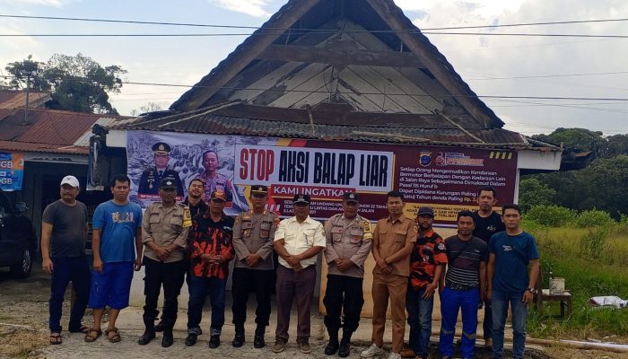 Jaga Kamtibmas, Kapolsek Sumbul Bersama Tokoh dan Ormas Pasang Spanduk Himbauan “Stop Balap Liar”