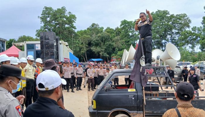 Warga Demo dan Meminta Polres Kolaka Menindak Pelanggaran Hukum dan HAM di Desa Oko Oko yang Dilakukan PT IPIP dan PT Rimau