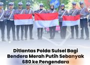 Ditlantas Polda Sulsel Bagi Bendera Merah Putih Sebanyak 680 ke Pengendara