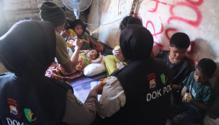 Peduli Sesama, Kapolres Sinjai Kirim Tim Dokkes dan Berikan Bantuan untuk Anak Derita Lumpuh Layu