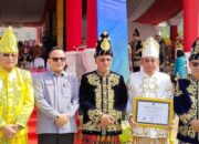 Kado Istimewa Momen HUT Ke-13 Tahun Kadis DPMD Koltim Terima Penghargaan