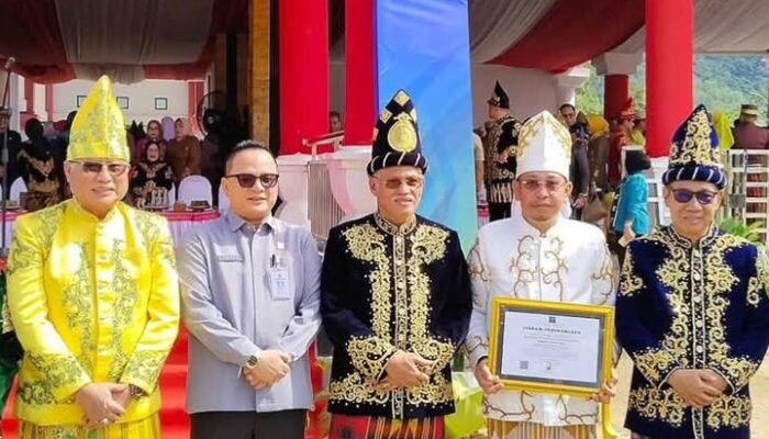 Kado Istimewa Momen HUT Ke-13 Tahun Kadis DPMD Koltim Terima Penghargaan