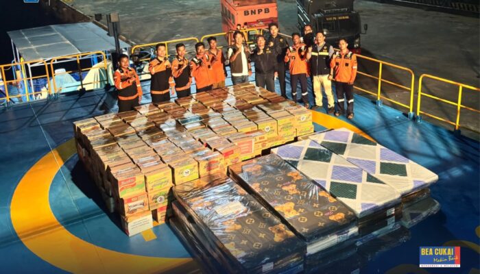 Kapal Patroli Bea Cukai Percepat Distribusi Bantuan Banjir di Kepulauan Sitaro Sulawesi Utara