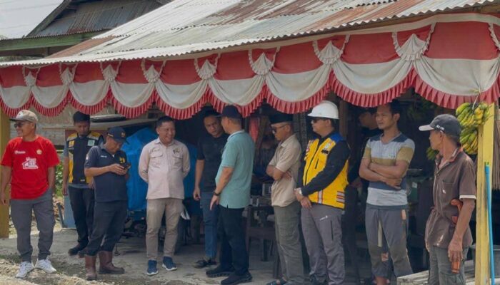 Tingkatkan Konektivitas Antar Wilayah, Plt. Bupati Koltim Tinjau Proses pengaspalan Jalan di Mowewe