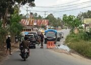 Muak Dengan Janji, Pemuda Desa Rambu-Rambu Jaya Tambal Jalan Provinsi di Momen Hari Raya Idul Fitri