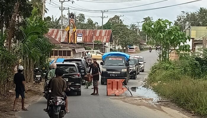 Muak Dengan Janji, Pemuda Desa Rambu-Rambu Jaya Tambal Jalan Provinsi di Momen Hari Raya Idul Fitri
