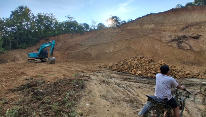 Galian C Ilegal di Kecamatan Toari Merusak Jalan Aspal, Merusak Aset Pemda, Membahayakan Siswa SMA, Camat Toari Terkesan Tutup Mata