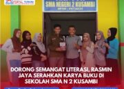 Dorong Semangat Literasi, Rasmin Jaya Serahkan Karya Buku di Sekolah SMA N 2 Kusambi