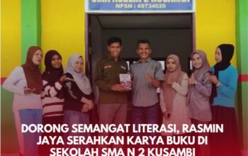 Dorong Semangat Literasi, Rasmin Jaya Serahkan Karya Buku di Sekolah SMA N 2 Kusambi