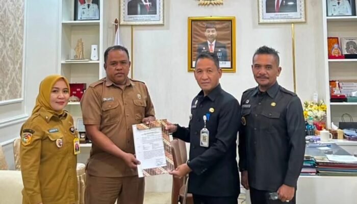 Sekda Kendari Serahkan Surat Tugas Plt Lurah Anawai, Pelayanan Masyarakat Dipastikan Tetap Berjalan