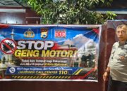 Perkuat Harkamtibmas Polsek Mangala Pasang Banner “STOP GENG MOTOR”