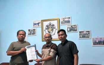 Seno Aji Serahkan SK Badan Pengurus DPD KAMPUD Way Kanan Kepada Jon Hendra