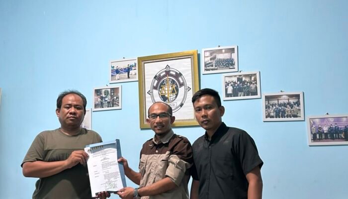 Seno Aji Serahkan SK Badan Pengurus DPD KAMPUD Way Kanan Kepada Jon Hendra