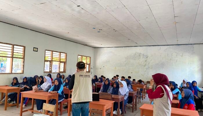 KKN Kelompok 13 UNMA Banten Sosialisasikan Literasi Digital di SMP Islam Darusalam