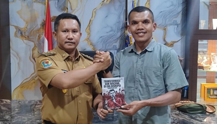 Founder Literasi Mubar Serahkan Karya Buku Pada Bupati La Ode Darwin Dukung Liwu Mokesa
