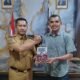 Founder Literasi Mubar Serahkan Karya Buku Pada Bupati La Ode Darwin Dukung Liwu Mokesa