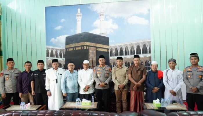 Safari Jumat: Kapolresta Kendari Himbau Jamaah Masjid Raya Al-Kautsar “Jaga Kamtibmas”