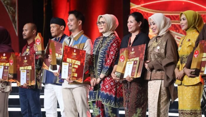 Plt Ketua Dekranasda Kolaka Timur Hadiri Fashion Show Kriyanusa 2026, Sultra Sabet Dua Penghargaan