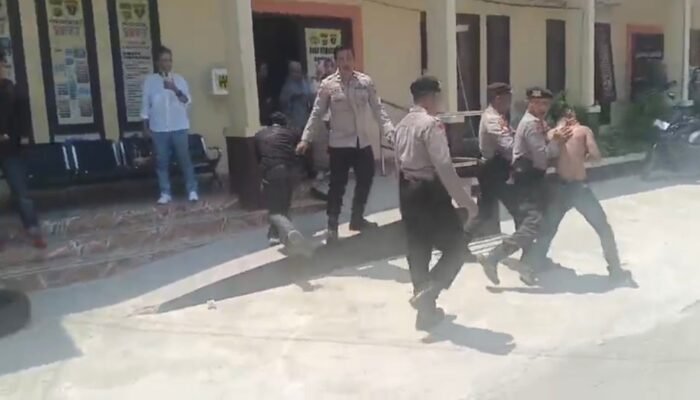 Aksi Jilid II Rakyat Nusantara: Sorot Dugaan Material Proyek Pantai Tondowolio Berujung Ricuh